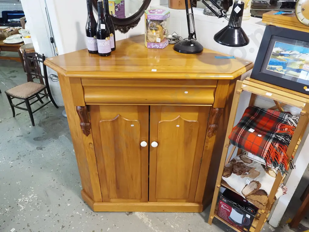 rimu 2 shield door, 1 drawer corner unit with carved corbels and enamel handles H1280 W880 D880 Image 1++