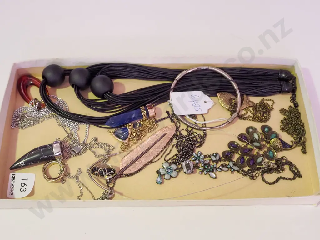 tray of costume jewellery Image 1++