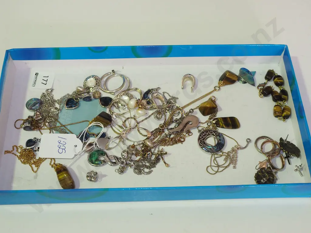 tray of costume jewellery Image 1++