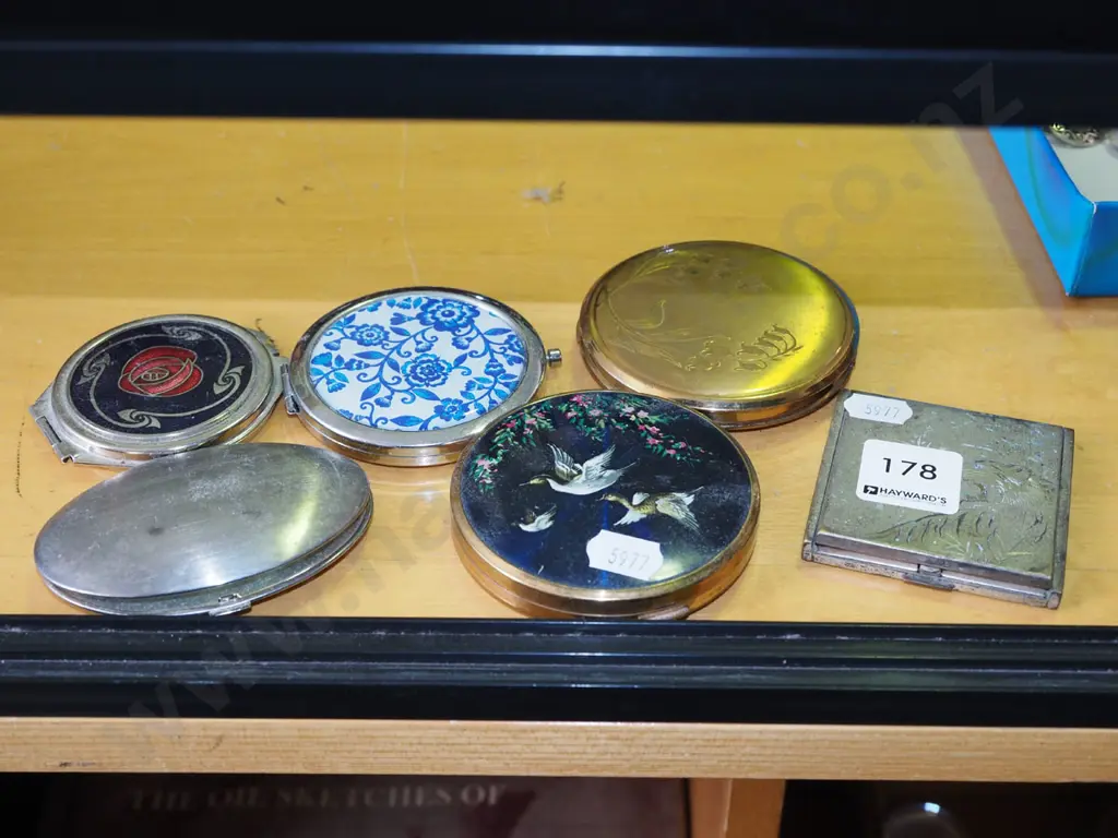 assorted powder compacts, mirror Image 1++