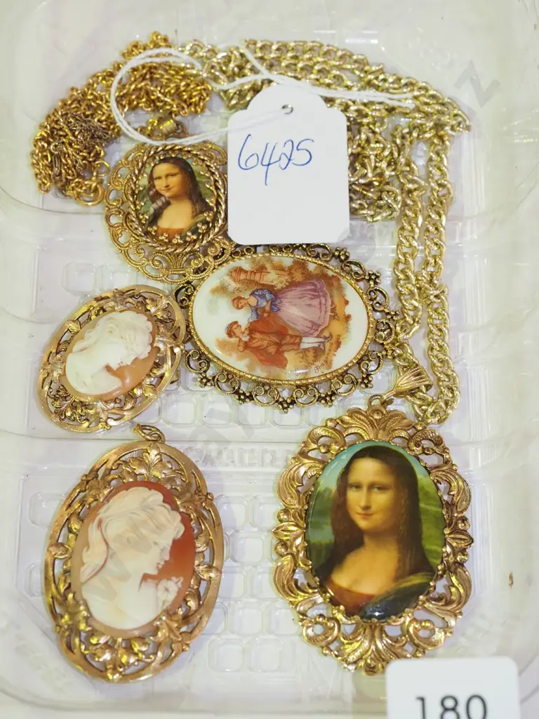 tray; pendants, brooches Image 1++