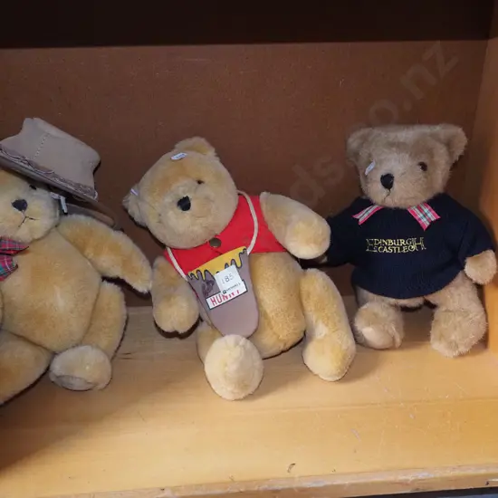 3x teddy bears