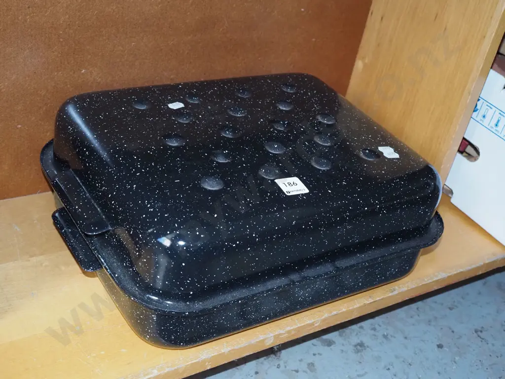 black speckled enamel roasting dish Image 1++