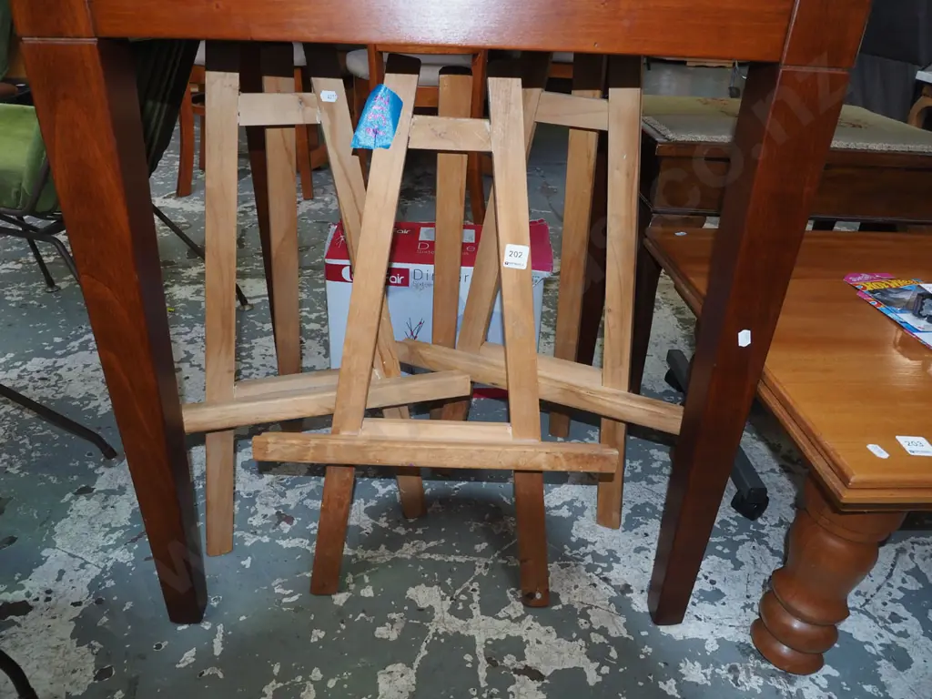 3x wooden easels H660 Image 1++