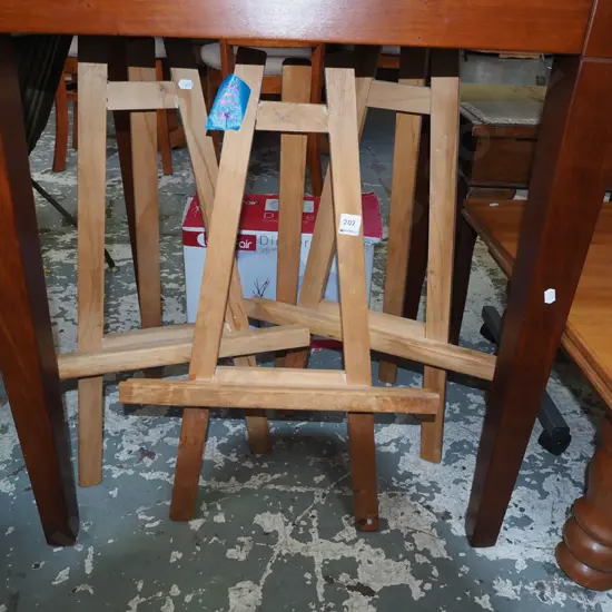 3x wooden easels H660