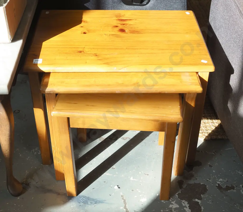 nest of 3 pine tables Image 1++