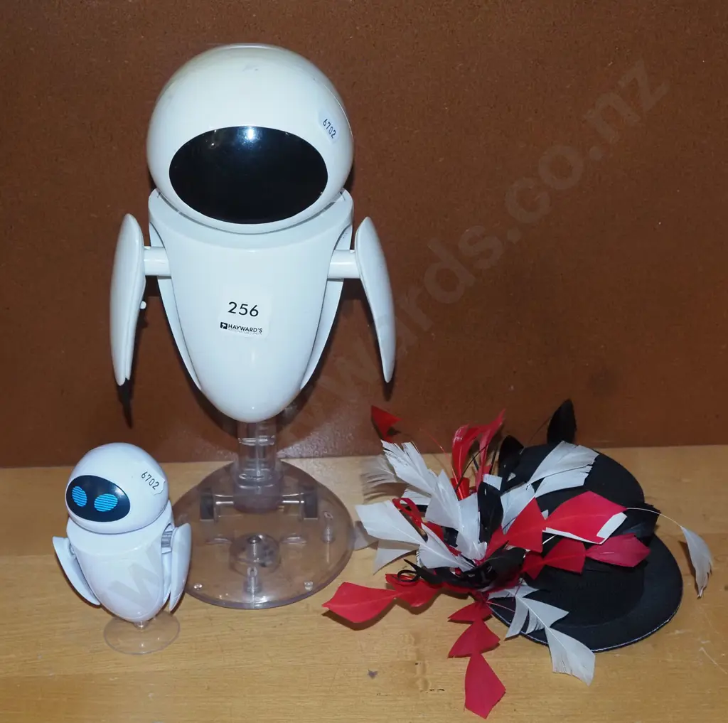 2x toy robots H300, doll's hat Image 1++