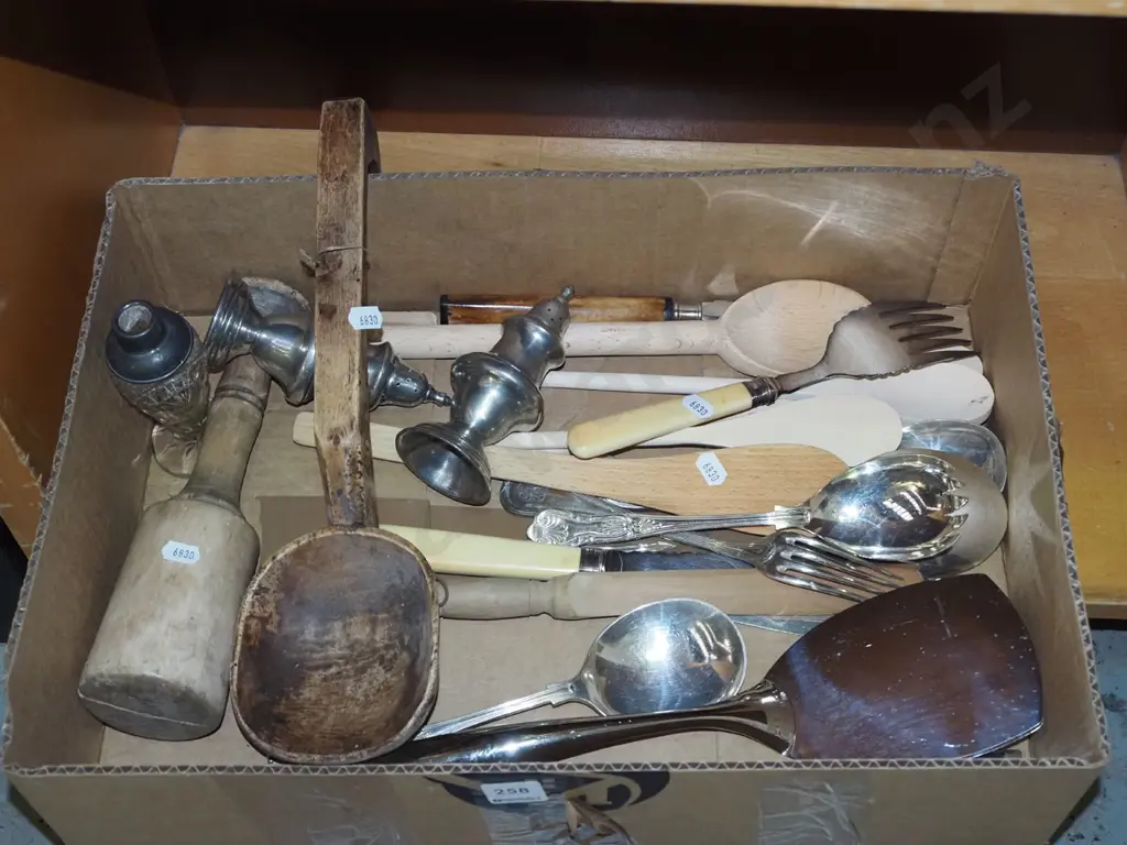 box; kitchen utensils, salt and pepper shaker Image 1++