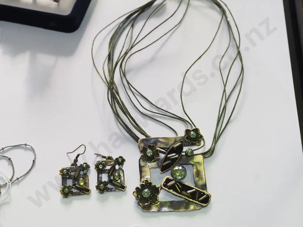 large decorative neckace & earring set Image 1++
