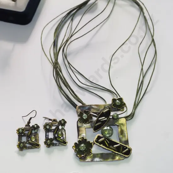 large decorative neckace & earring set