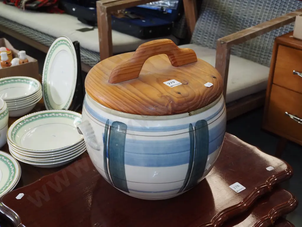 ceramic doubled handle storage crock with pine lid Image 1++