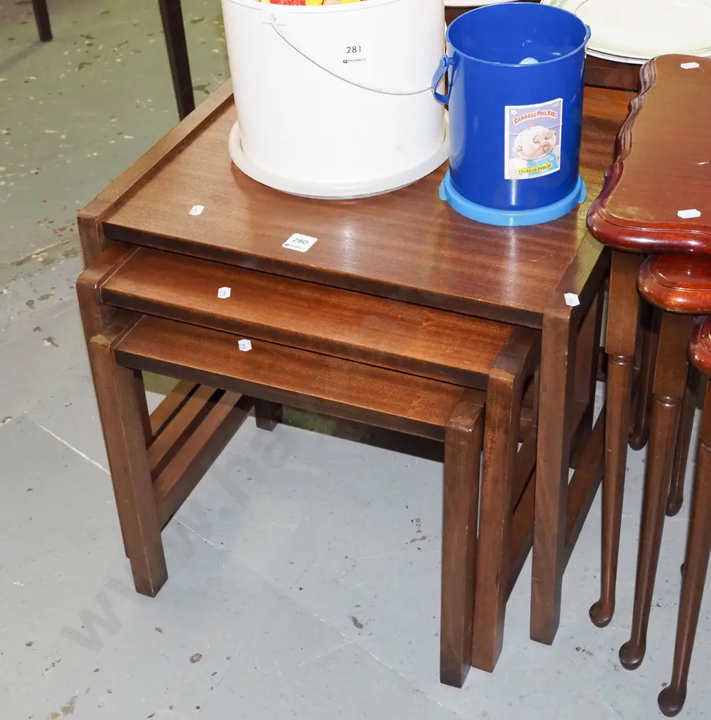 nest of 3 teak tables Image 1++