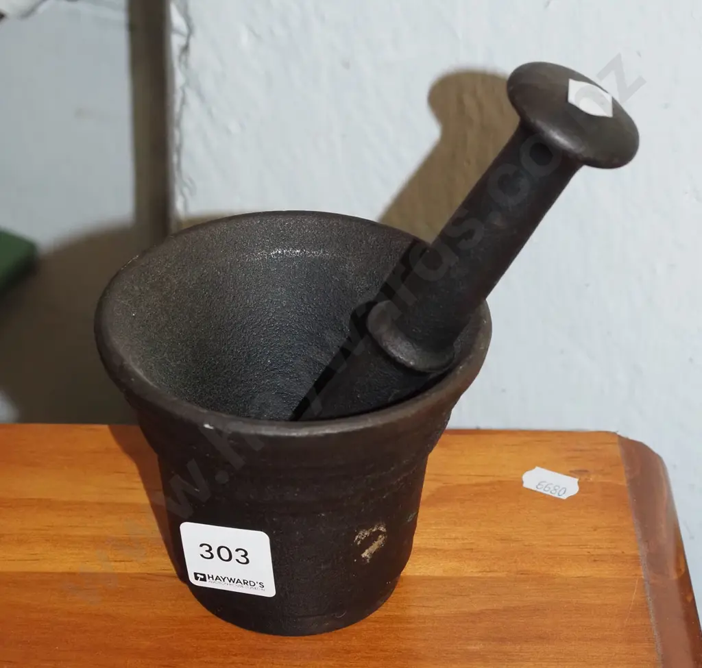 cast iron mortar and pestle Image 1++