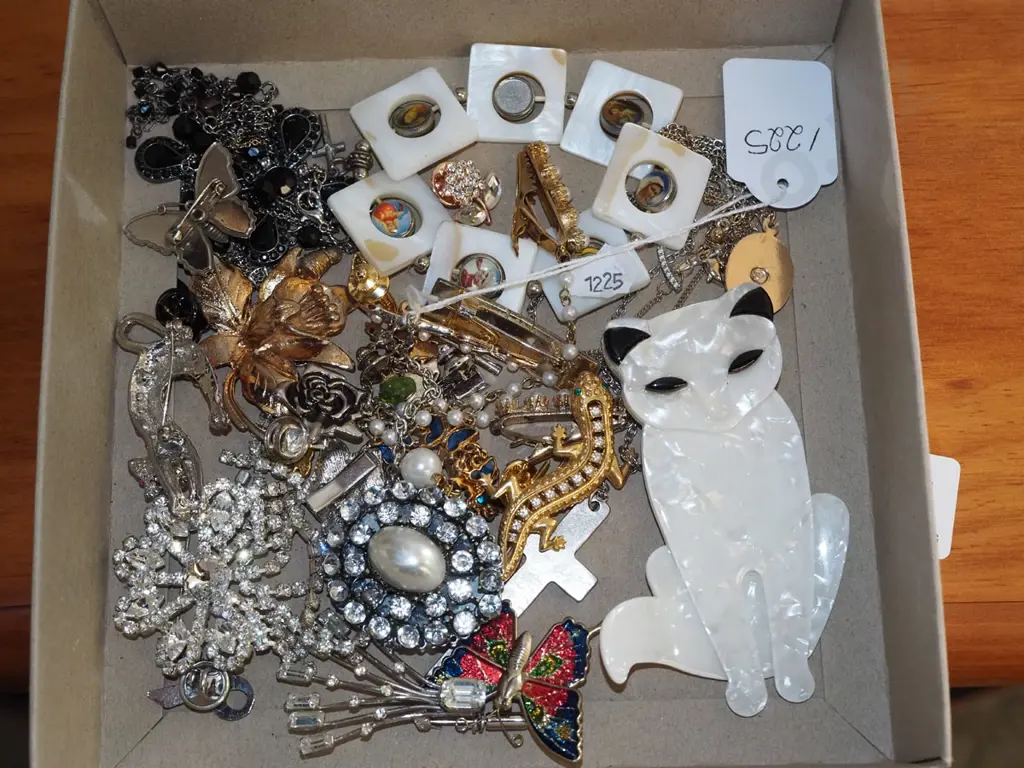 box of costume jewellery Image 1++