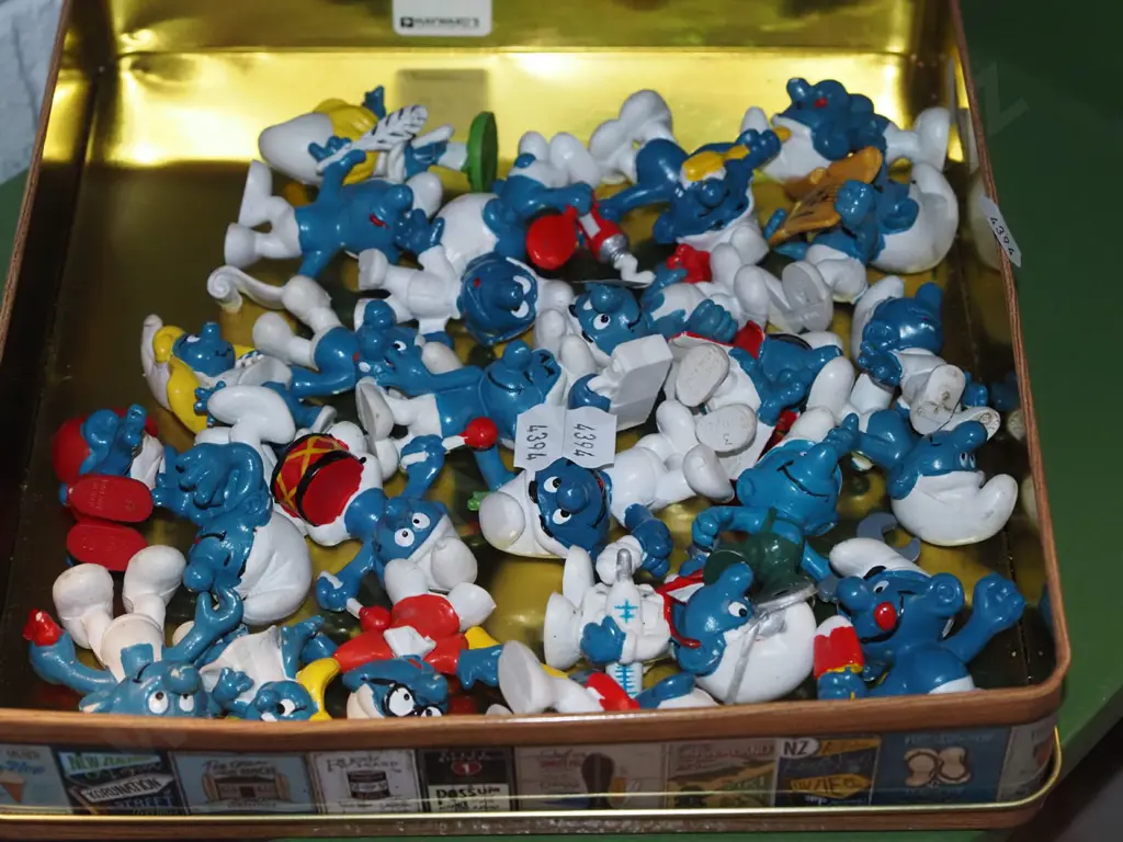 tin tray of various Smurfs Image 1++