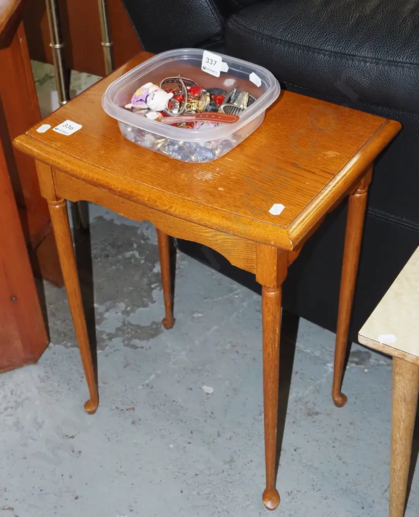 small solid oak end table H480 Image 1++