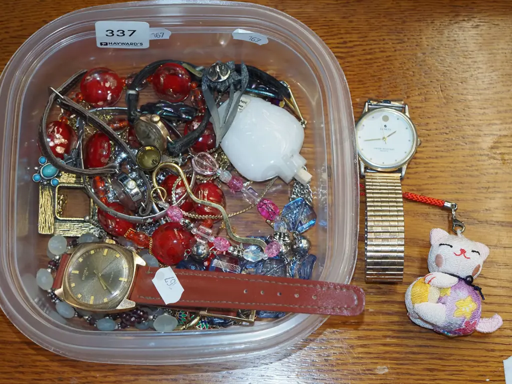 tray of costume jewellery Image 1++