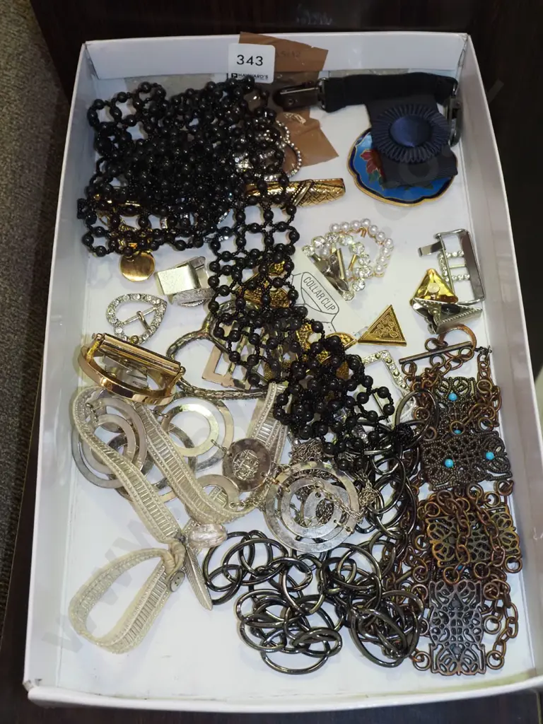 tray of costume jewellery Image 1++