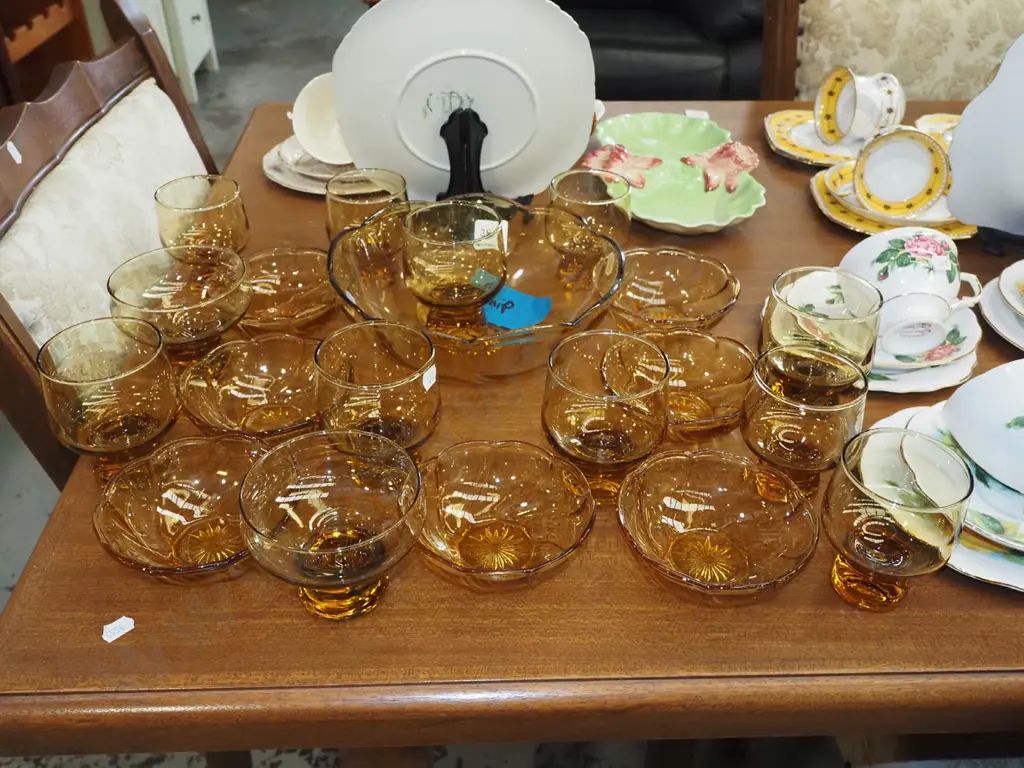 amber glass sweet set and glasses- chip to large bowl Image 1++