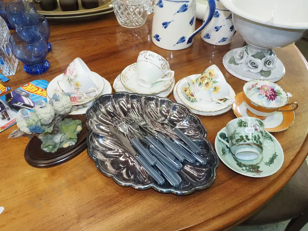 4x trios, cups, saucers, bird figurines etc Image 1++