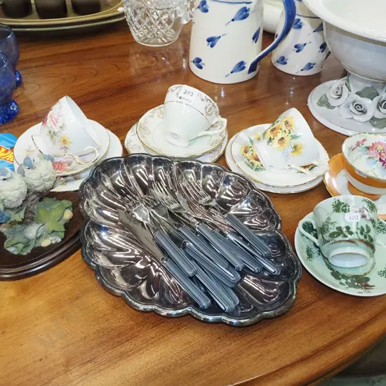 4x trios, cups, saucers, bird figurines etc