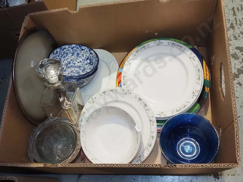 box; plates, bowls, stoppered decanter etc Image 1++