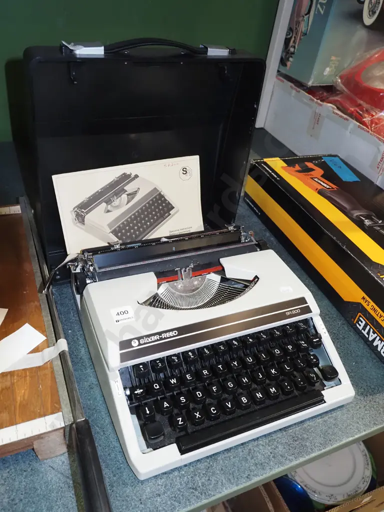 Seiko Silver Reed portable typewriter Image 1++