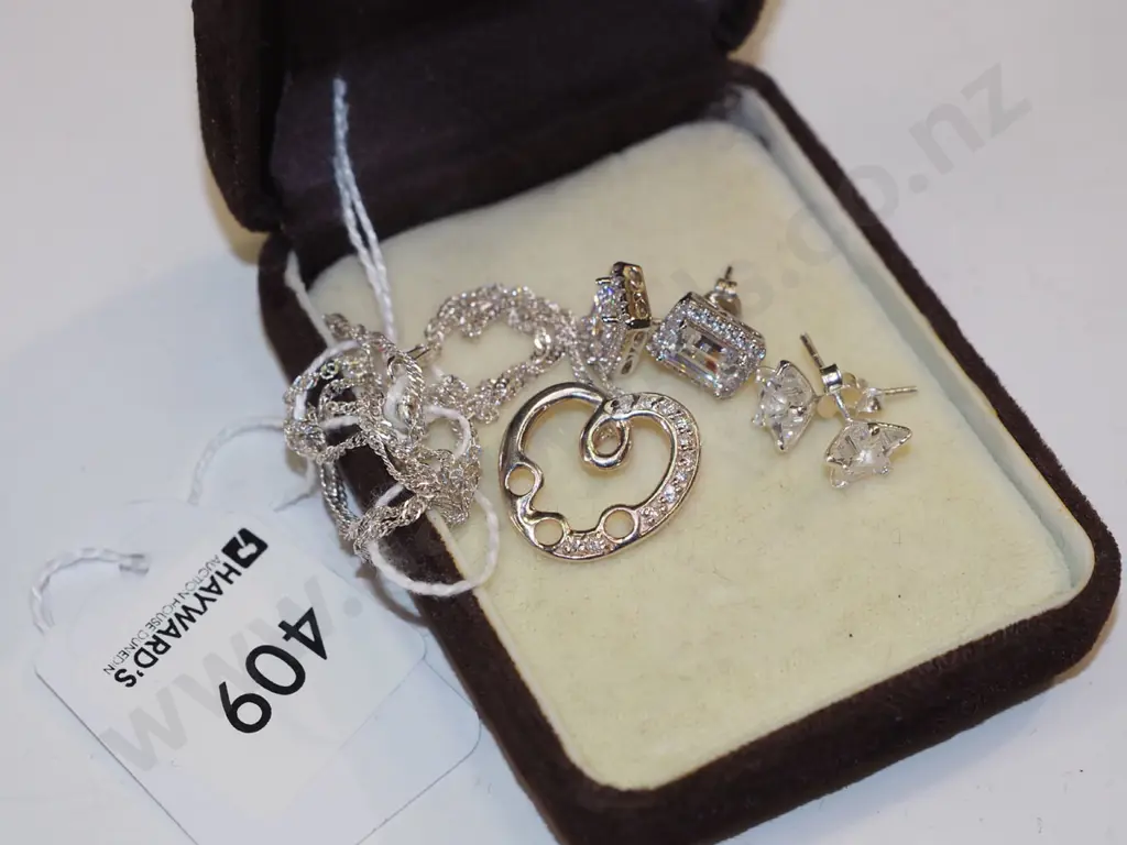 2x pairs of sterling silver earrings & sterling silver heart necklace Image 1++