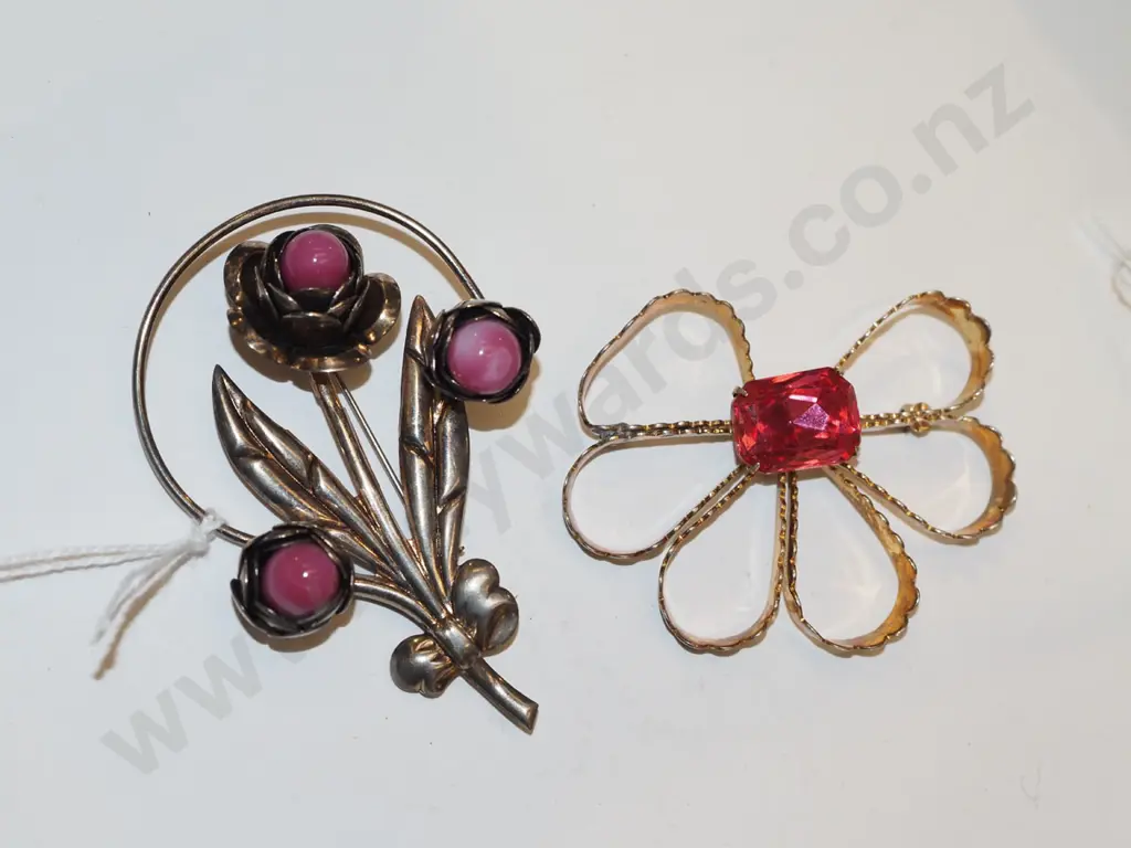 2x decorative brooches Image 1++