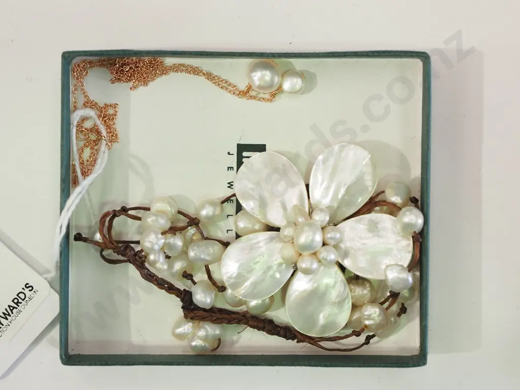 pearl necklace & bracelet set Image 1++