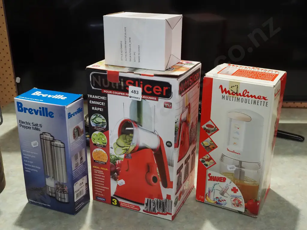 as new boxed salt and pepper mills, multi moulinette, nutri slicer Image 1++