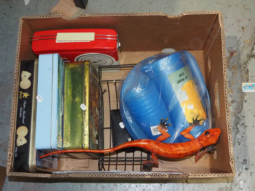 box; tins, metal lizard figurine, drinks set etc Image 1++