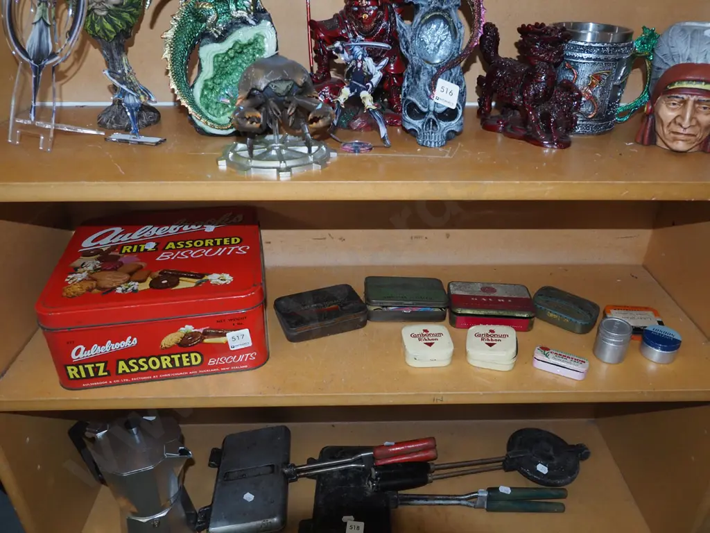 vintage tins Image 1++