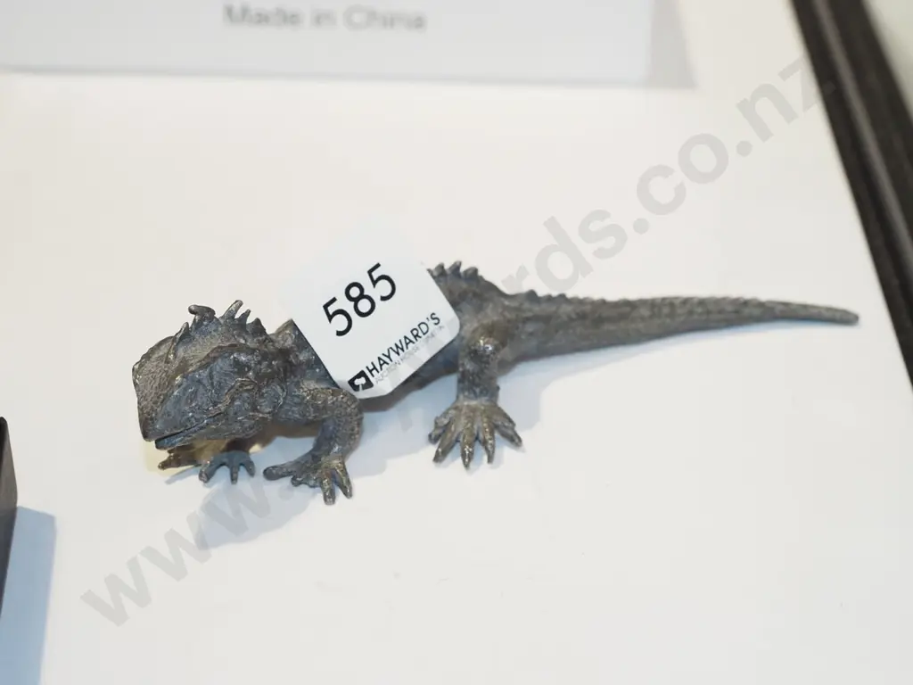 small metal lizard figurine Image 1++