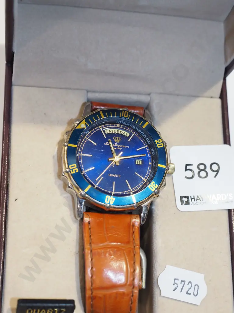 cased gent's wristwatch Image 1++