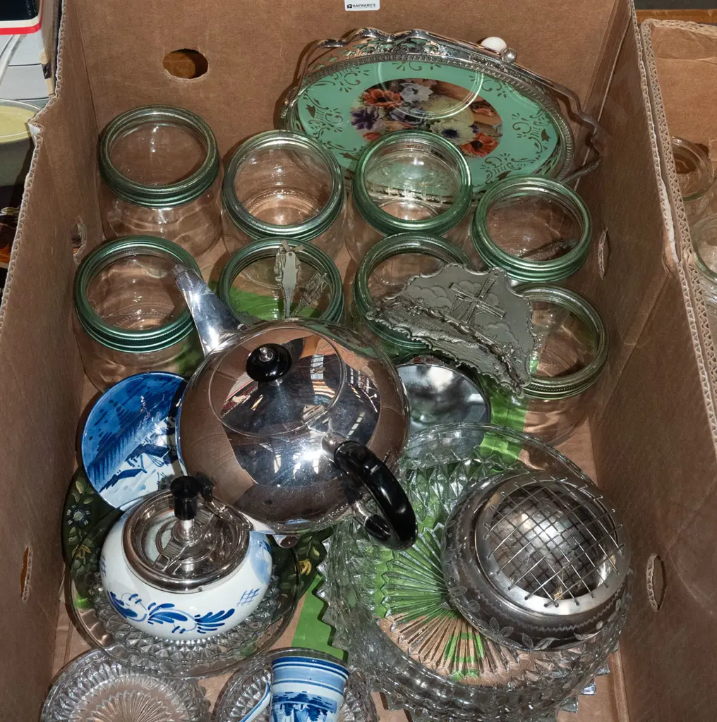 box; Agee jars, crystal bowl, delft ashtray etc Image 1++