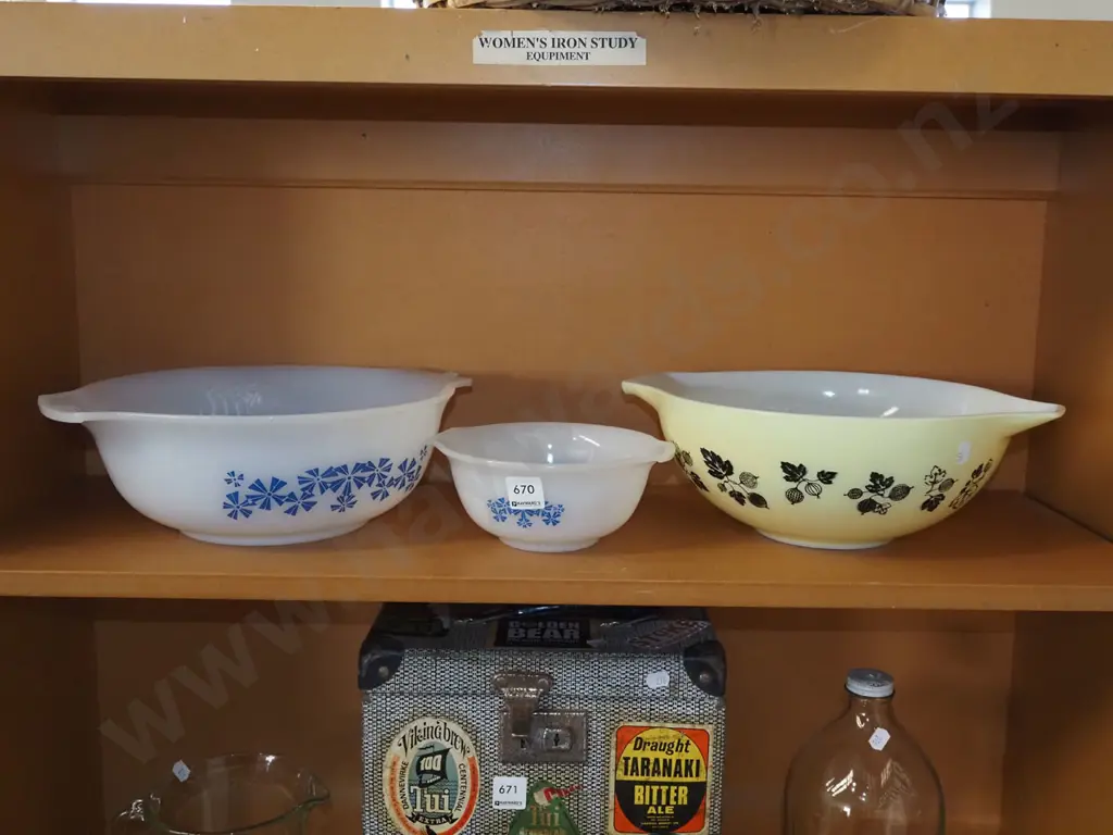 3x Pyrex bowls Image 1++