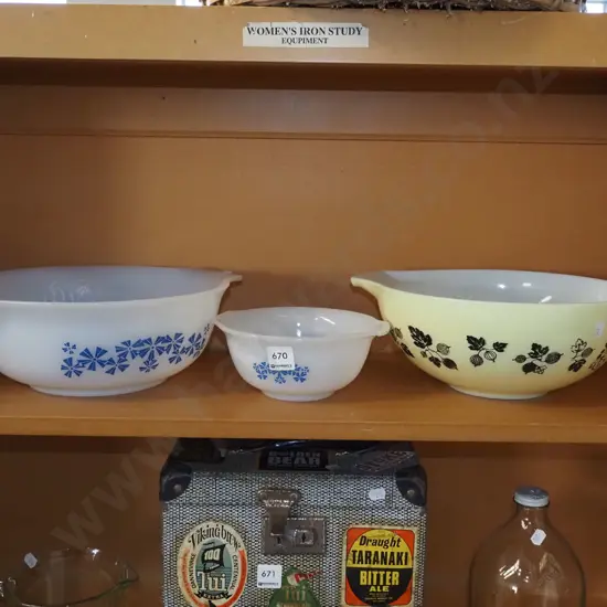 3x Pyrex bowls