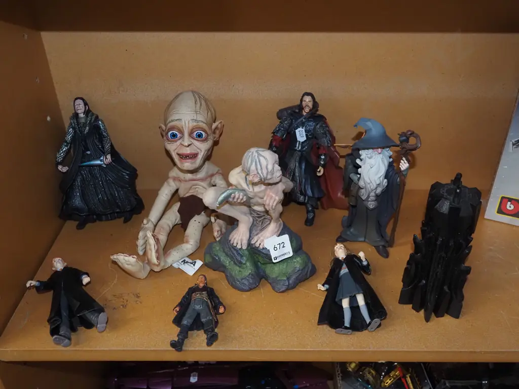 shelf of movie figurines H180 Image 1++
