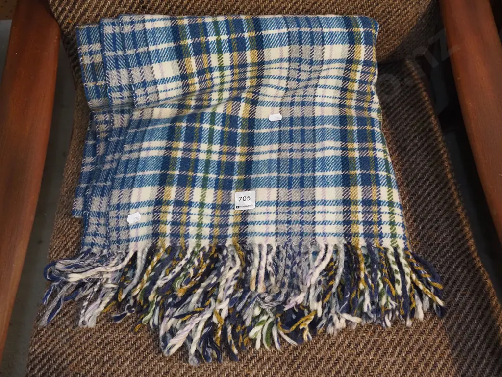 blue checked travel rug Image 1++