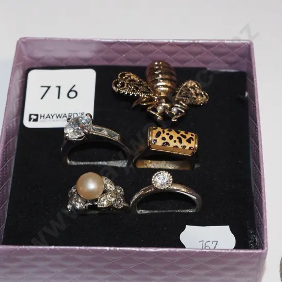 box; 5 x costume rings
