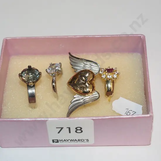 box; 4x costume rings