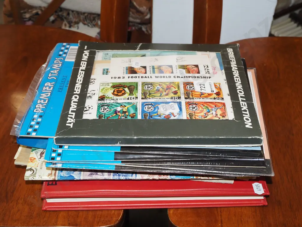 stamp albums & loose stamps Image 1++
