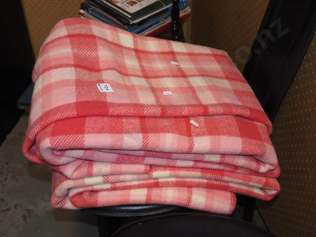 2x pink & cream checked woollen blankets Image 1++