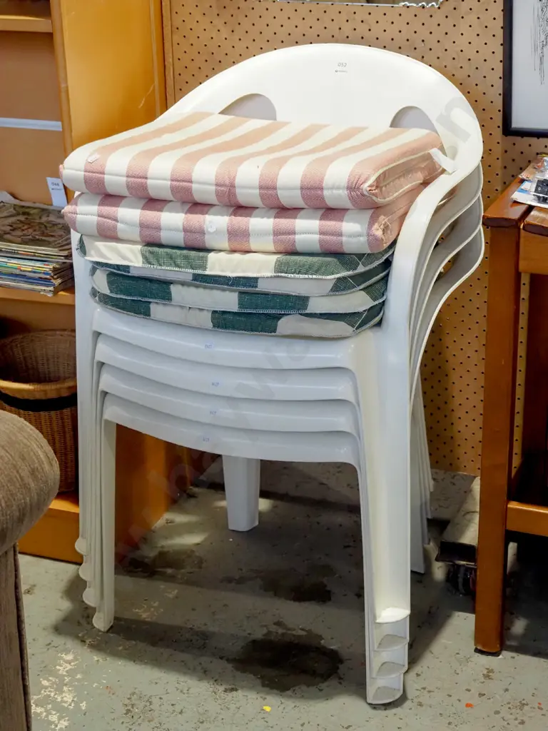 4x white plastic stacker chairs and 4x striped cushions Image 1++