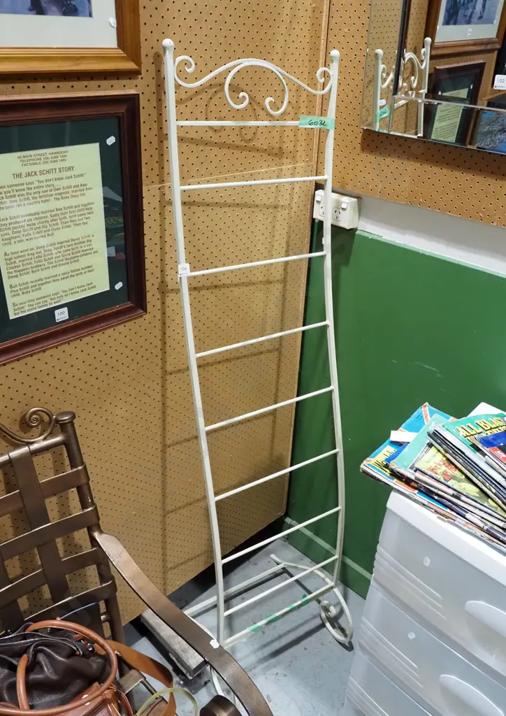 metal free standing towel rack H1650  Image 1++