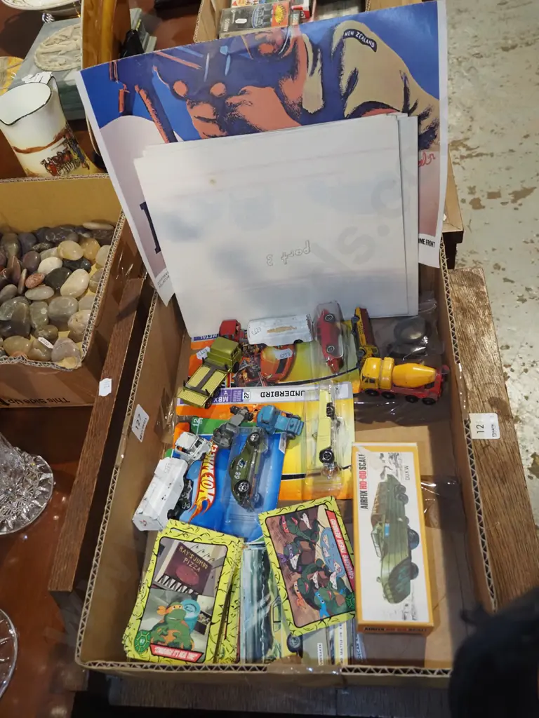 box; collector cards, model vehicles, posters Image 1++