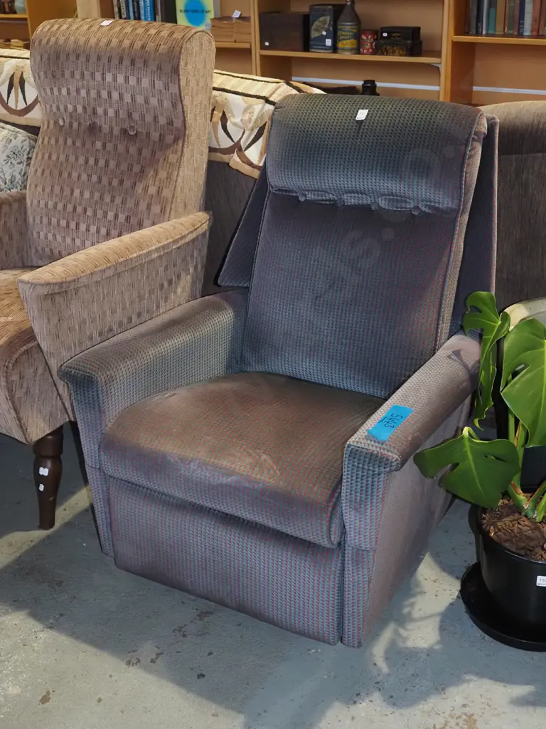 green and red 1980s LaZBoy rocker recliner Image 1++