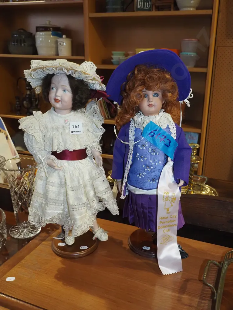 2x display dolls on stands Image 1++