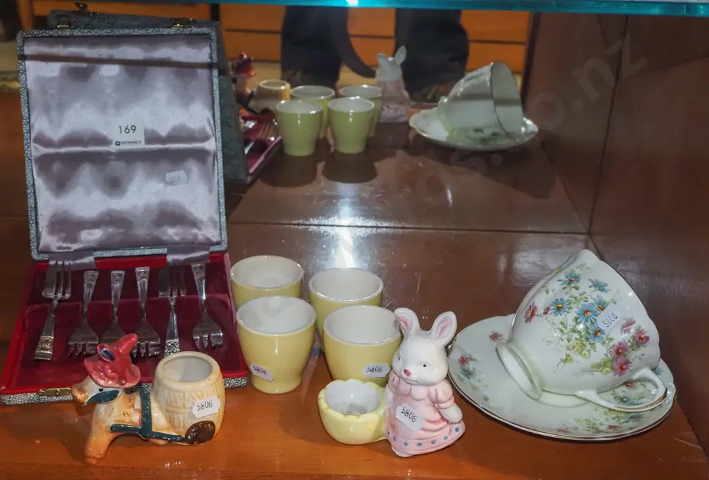 egg cups, cups, saucers, cake forks Image 1++